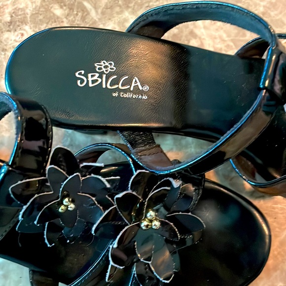 SBICCA size 9 black floral slip-on sandals. Each sandal has 2 flowers w/ studs - Picture 2 of 4